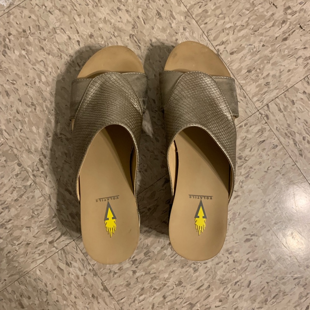 Volatile Criss Cross sandals— sz 9